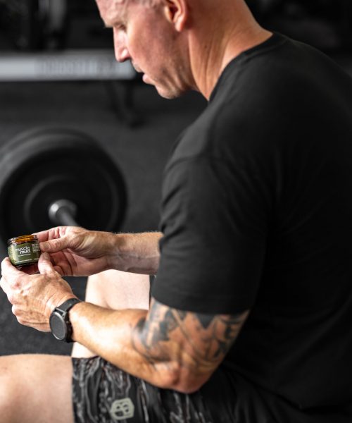 Weightlifter using musclemud natural pain relief cream for weightlifting pain.